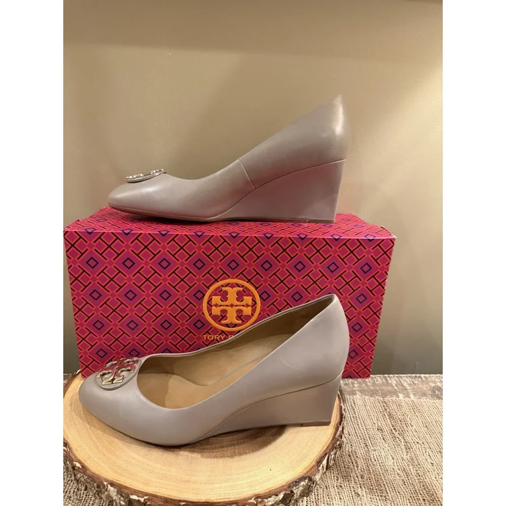Tory Burch Women's Claire 85mm Wedge Pumps in French Grey Sz-9M Gold Logo 295$